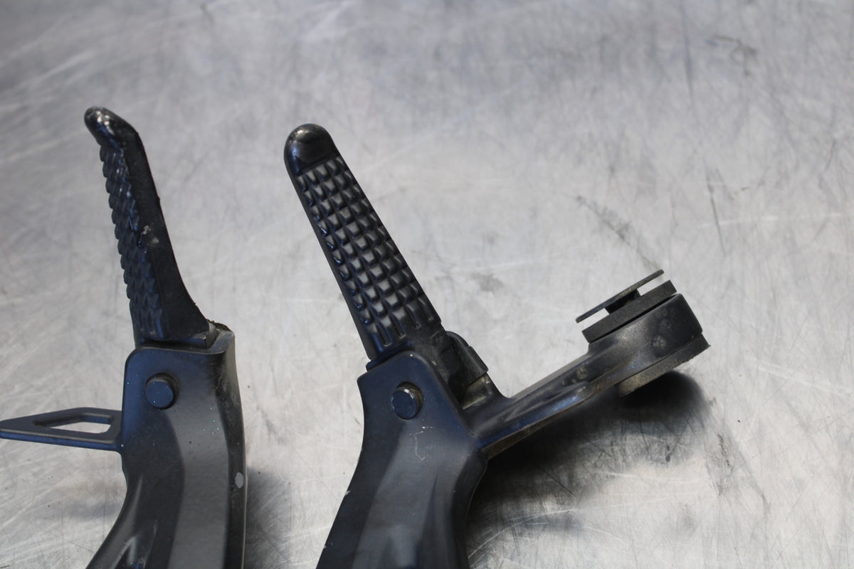 00 SUZUKI SV650 REAR BACK PASSENGER PEG SET PAIR BB156