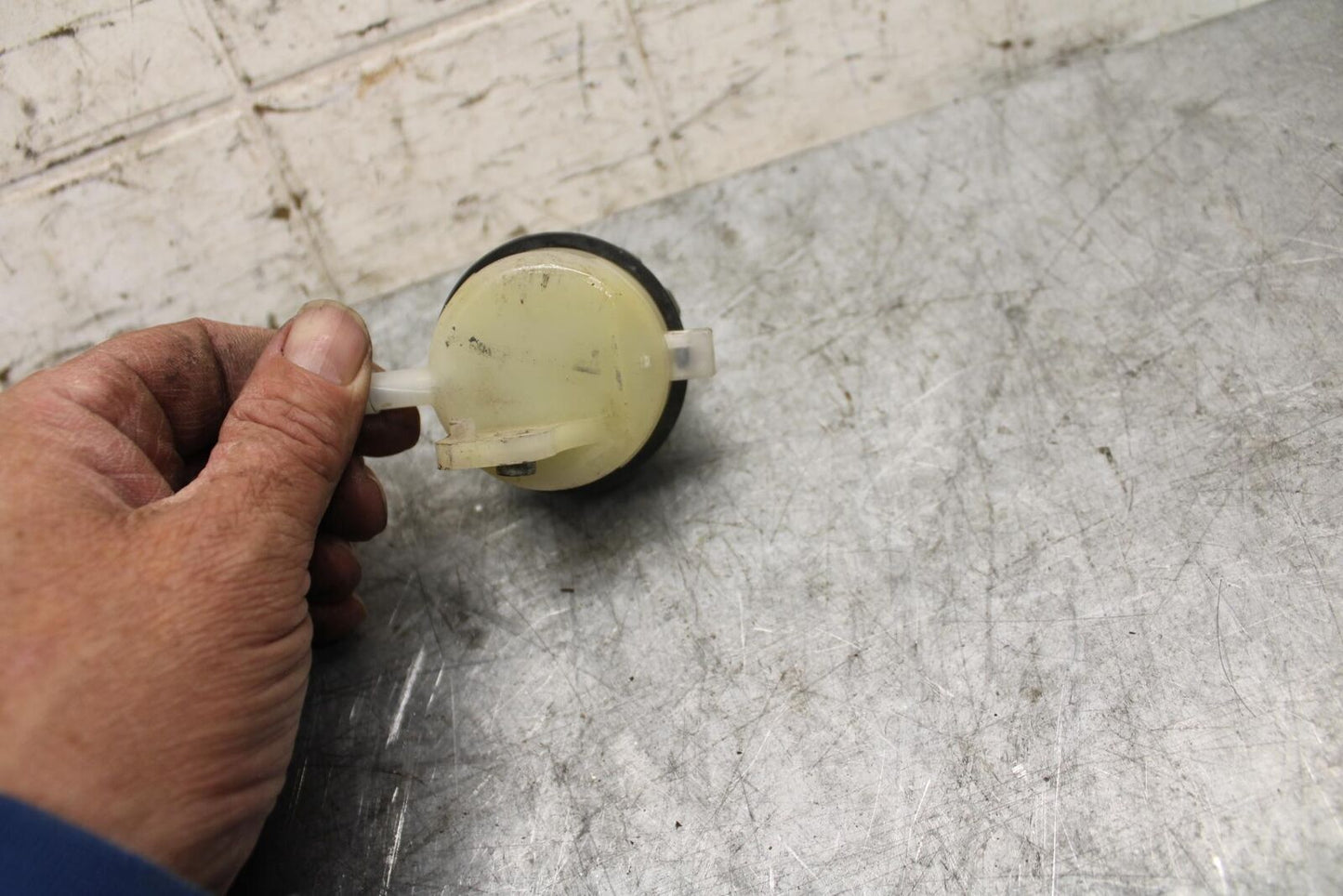 2009 Kawasaki Ninja ZX6R ZX600R REAR BRAKE FLUID RESERVOIR TANK BOTTLE BB538