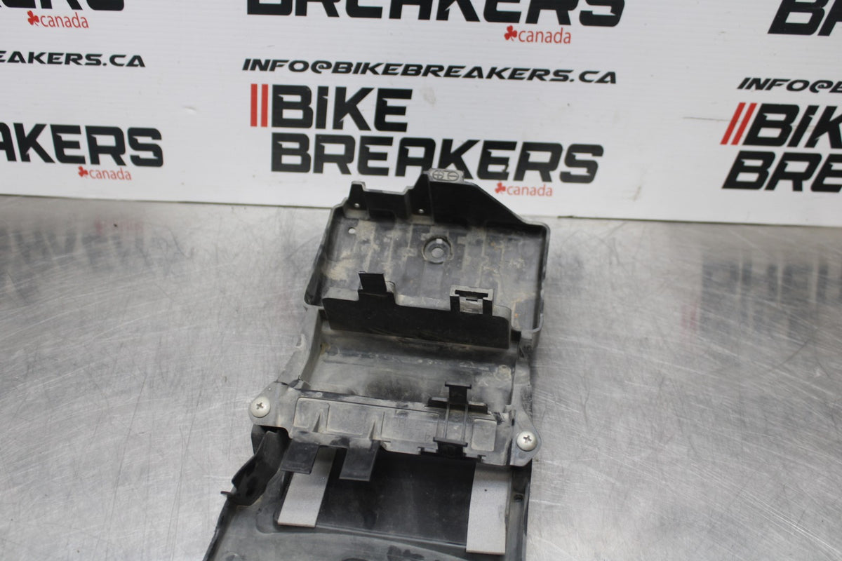 08-10 SUZUKI GSXR 600 REAR BACK TAIL UNDERTAIL BATTERY TRAY PLASTIC BB765