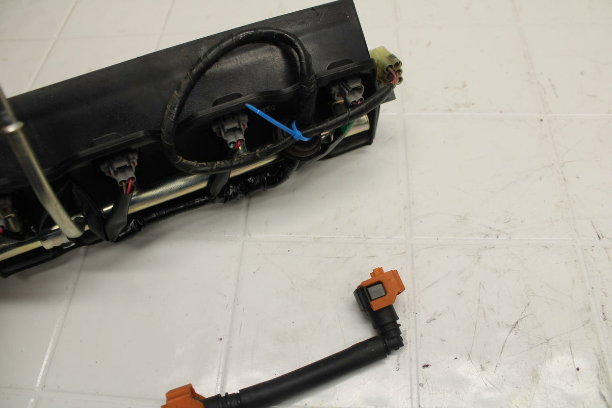 07 YAMAHA YZF R6 SECONDARY FUEL INJECTORS TOP AIRBOX GAS RAIL BB284 B