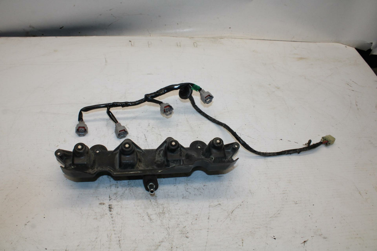 08-17 YAMAHA YZF R6 SECONDARY FUEL INJECTORS TOP AIRBOX GAS RAIL BB354