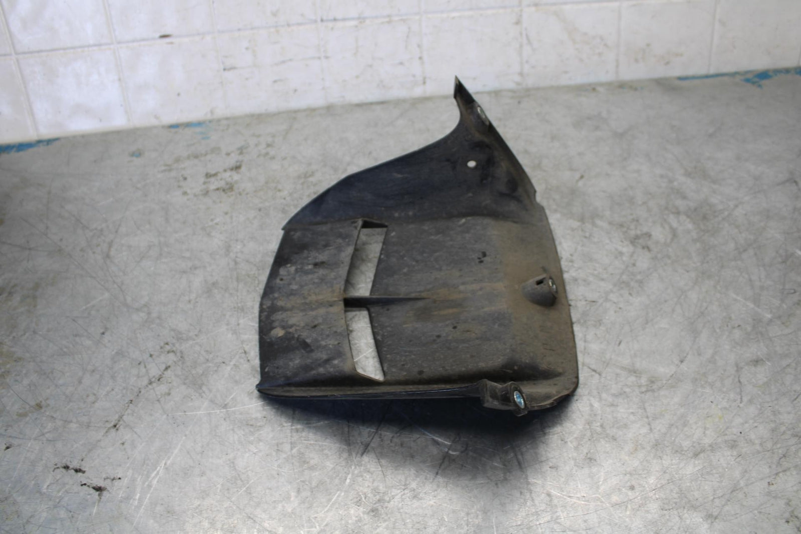 08-16 YAMAHA YZF R6 REAR BACK WHEEL TIRE HUGGER FENDER BB431