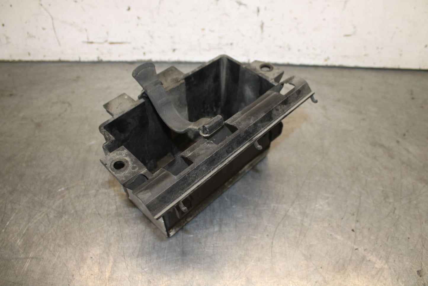 05-06 YAMAHA ROAD STAR XV1700A BATTERY TRAY BOX HOLDER BB703