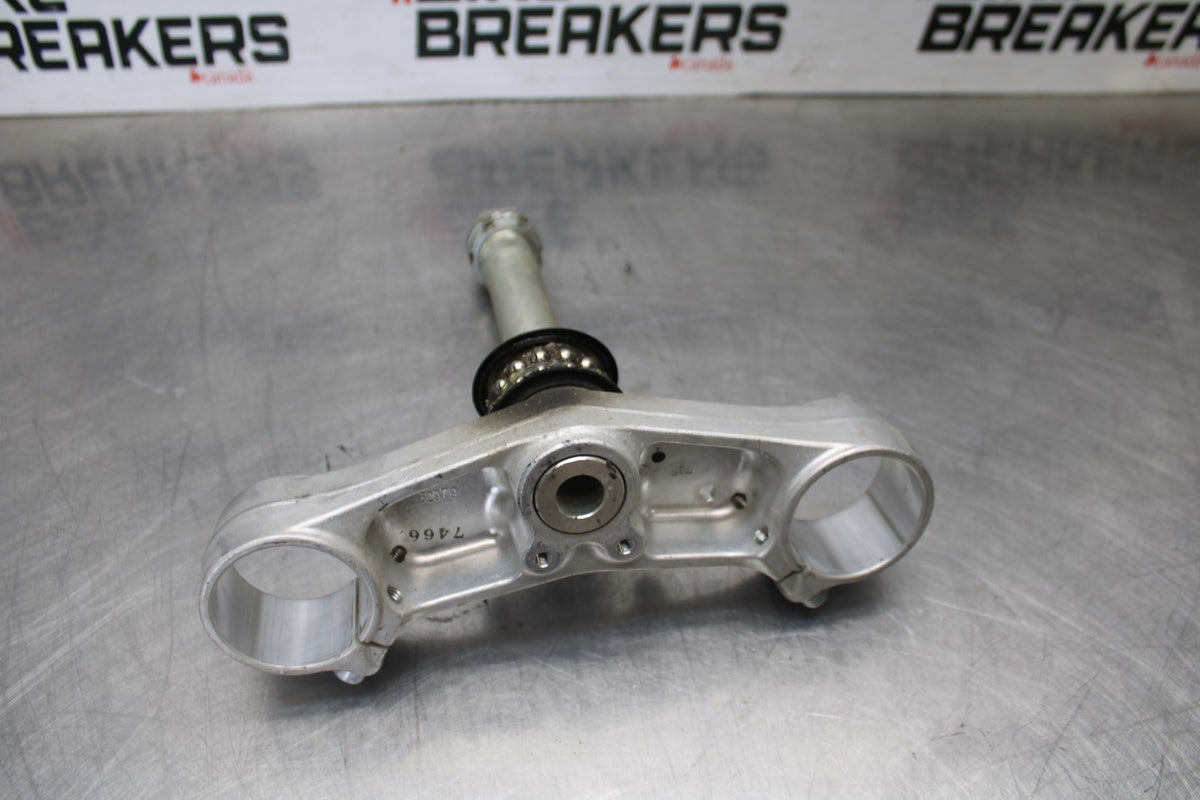 17 YAMAHA YZF R6 FRONT FORKS CLAMP LOWER TRIPLE TREE STEM BB922