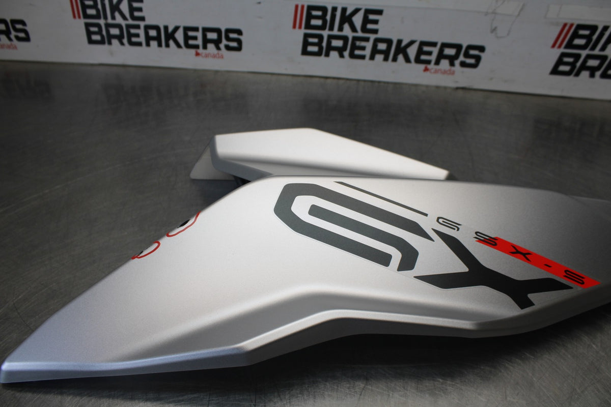 24-26 SUZUKI GSXS1000GX RIGHT FRONT UPPER MID SIDE FAIRING COWL PLASTIC BB00