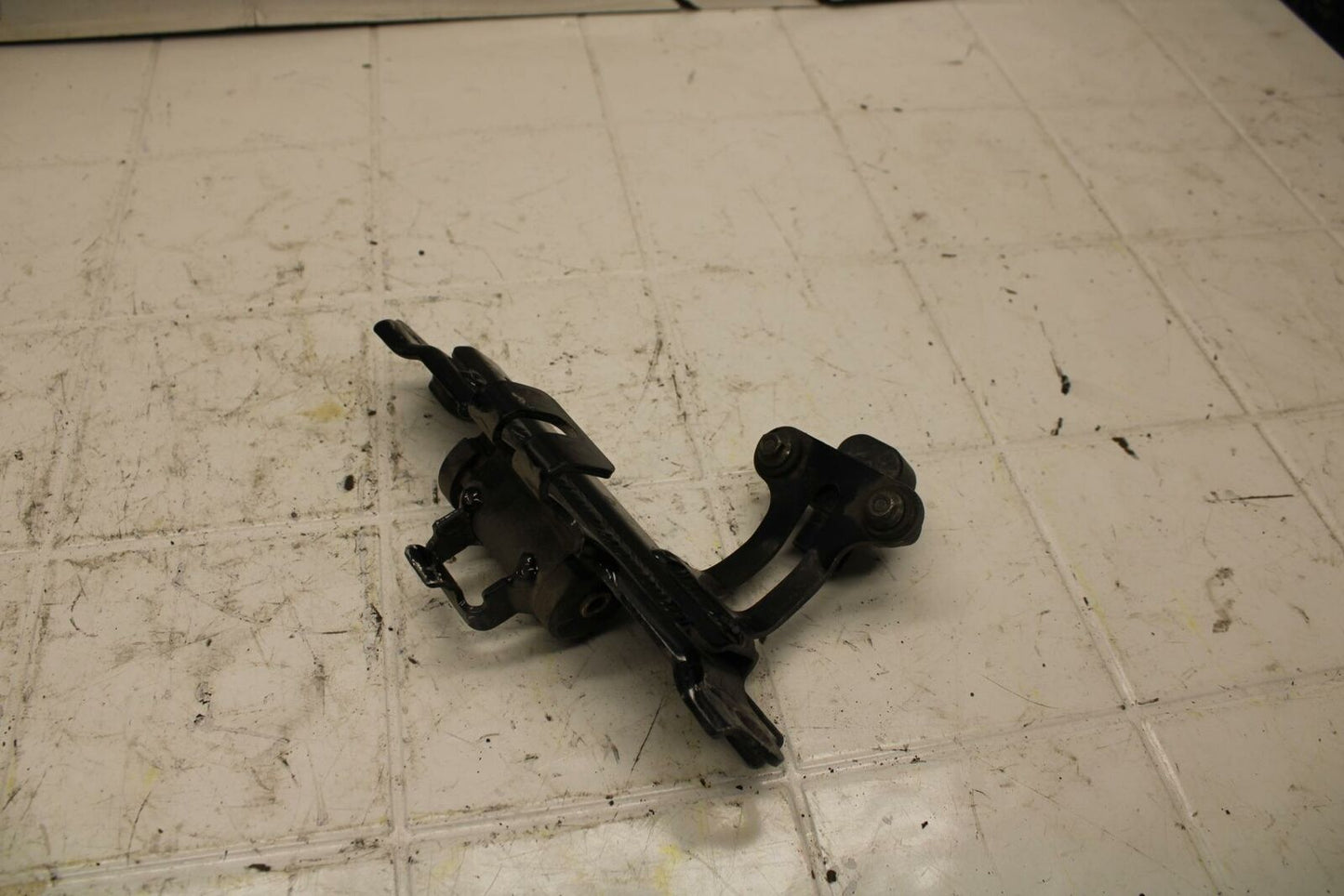 04-05 KAWASAKI NINJA ZX10R GAS TANK FUEL CELL PETROL RESERVOIR MOUNT BB398