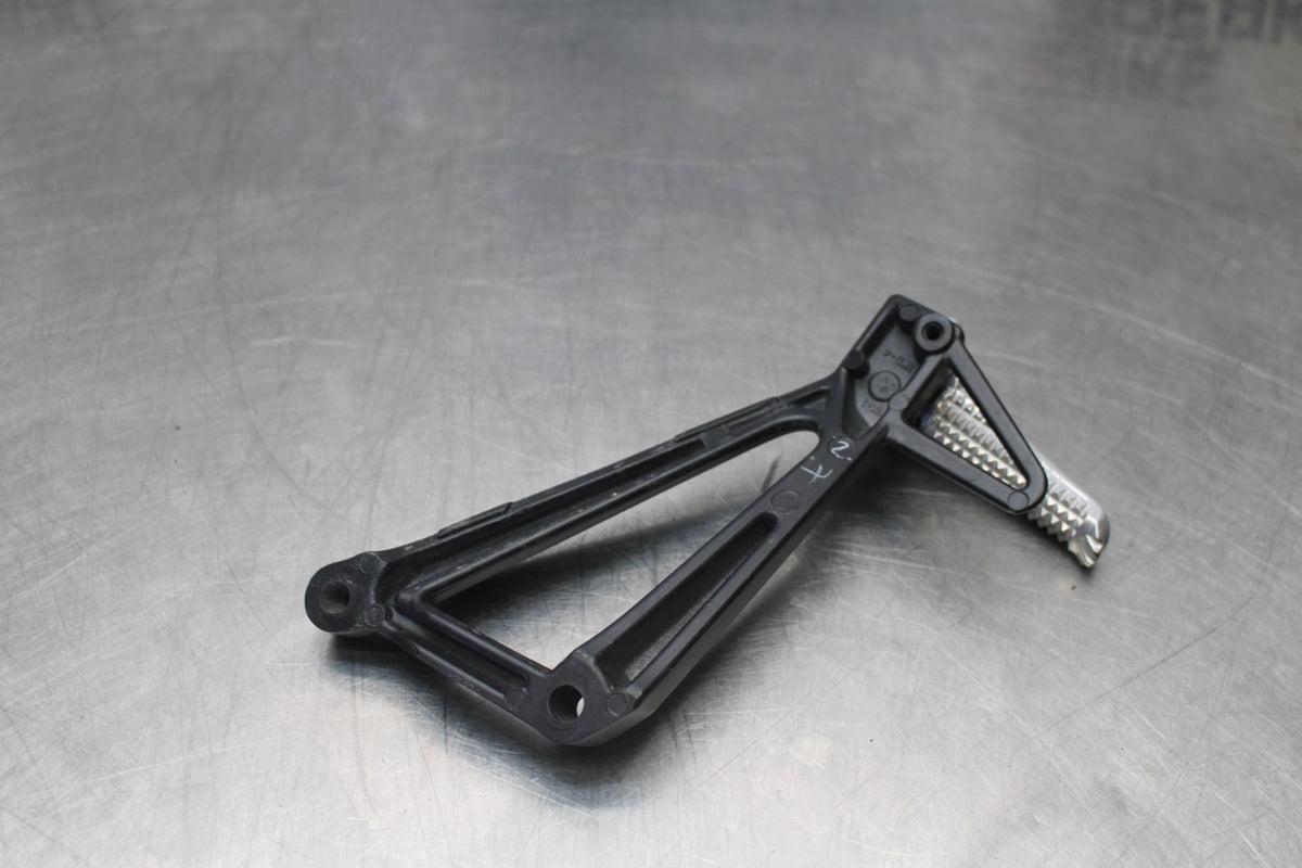 23 YAMAHA YZF R3 LEFT REAR BACK PASSENGER PEG BB147-B