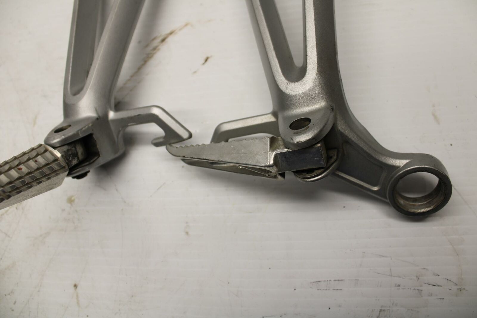 08-09 SUZUKI GSXR600 REAR BACK PASSENGER PEG SET PAIR 43600-37H00-13L BB250