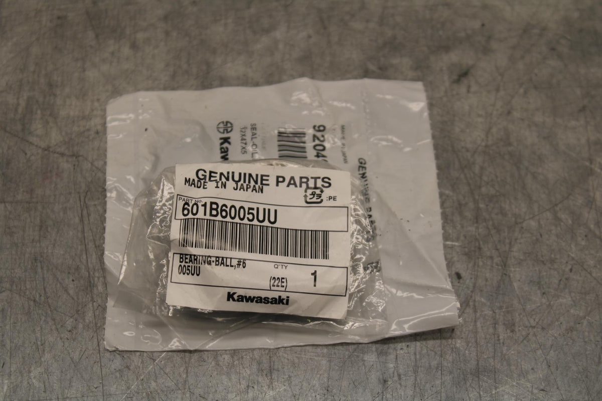17 KAWASAKI Z900 ZR900 WHEEL BEARING AND OIL SEAL BB549