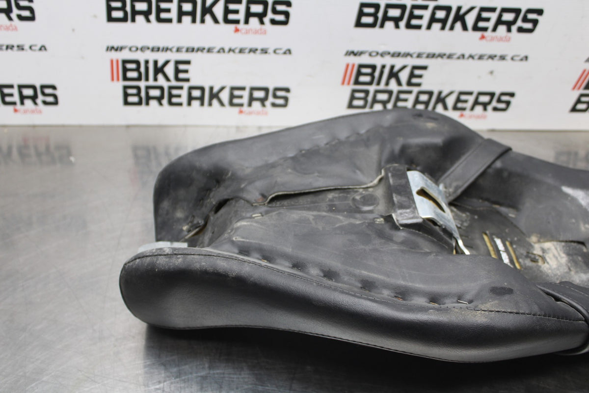 07 HARLEY-DAVIDSON SPORTSTER 1200 CUSTOM XL1200C SADDLE SEAT  BB833