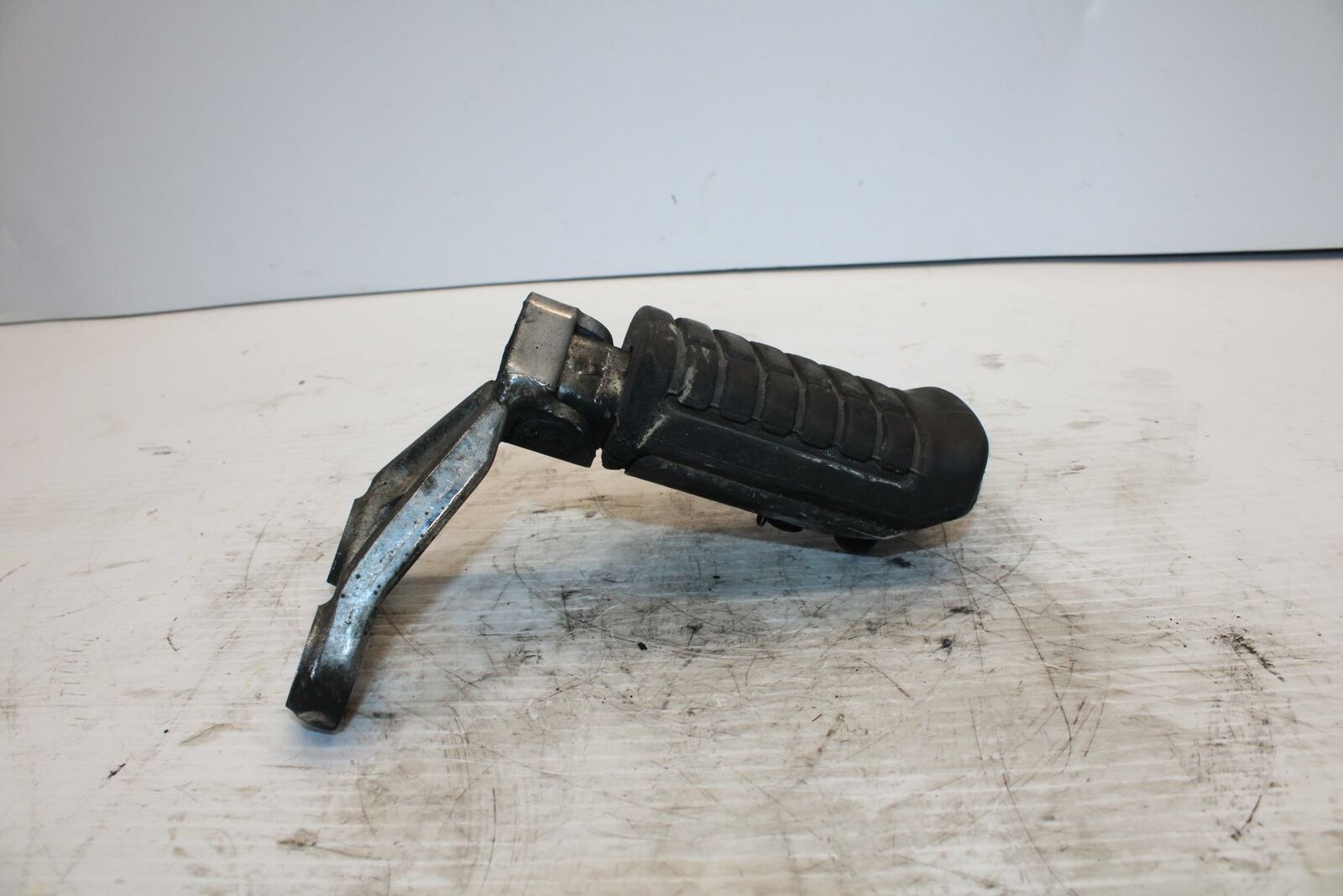 84-85 HONDA V30 MAGNA RIGHT FRONT FOOT REST PEG STEP BB251