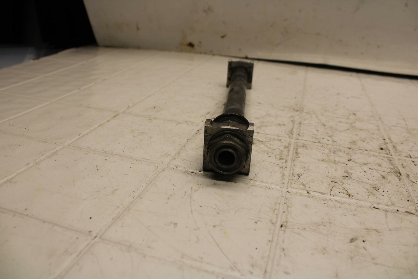05-06 HONDA CBR600RR REAR AXLE BACK WHEEL RIM PIVOT BOLT AXEL BB399