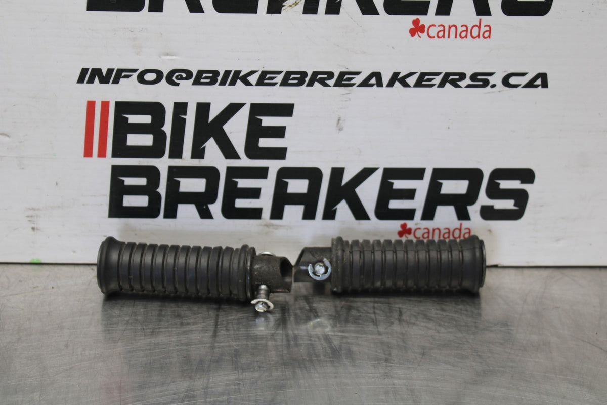 24-25 KAWASAKI ELIMINATOR 450 REAR PASSENGER FOOT STEP PEG SET PAIR BB869