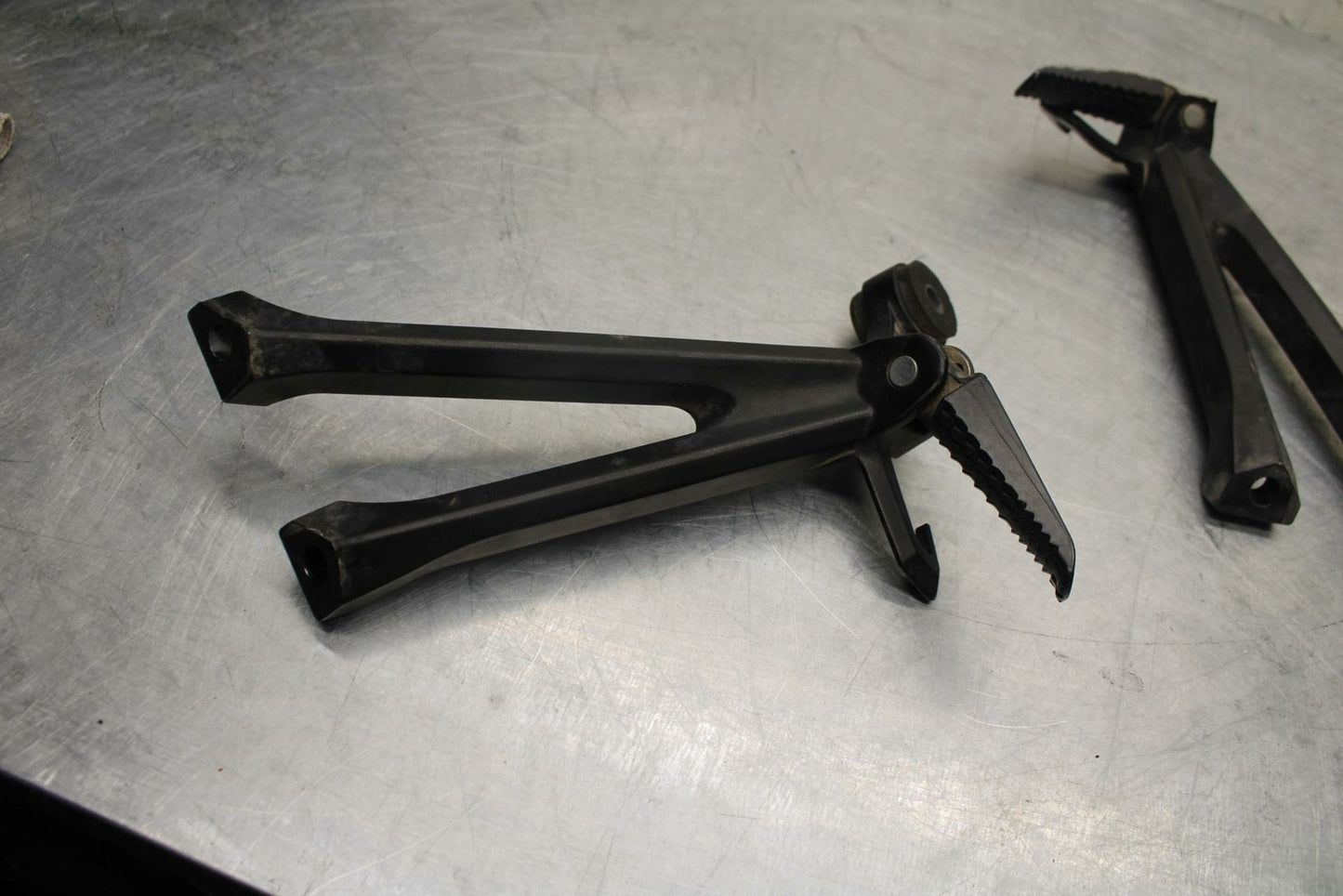 11-22 SUZUKI GSXR600 REAR BACK PASSENGER PEG SET PAIR BB422