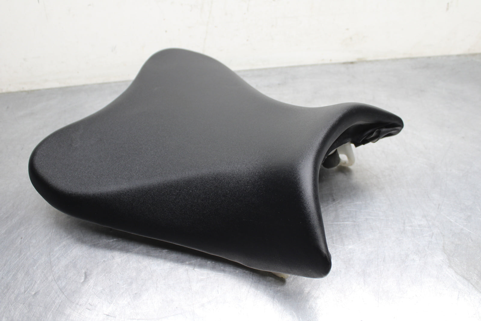 09 SUZUKI GSXR600 FRONT DRIVERS SEAT PAD SADDLE PILLION BB759