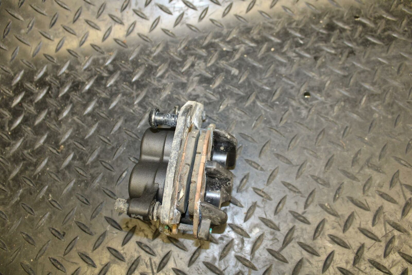 19 YAMAHA YZF R3  FRONT BRAKE CALIPER BB177
