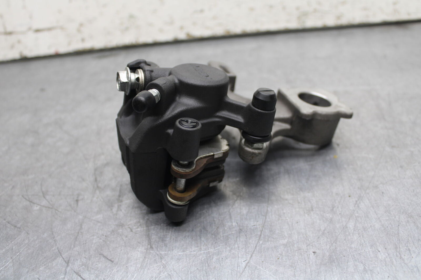 13 SUZUKI GSXR750 REAR BACK BRAKE CALIPER W MOUNT BRACKET BB110