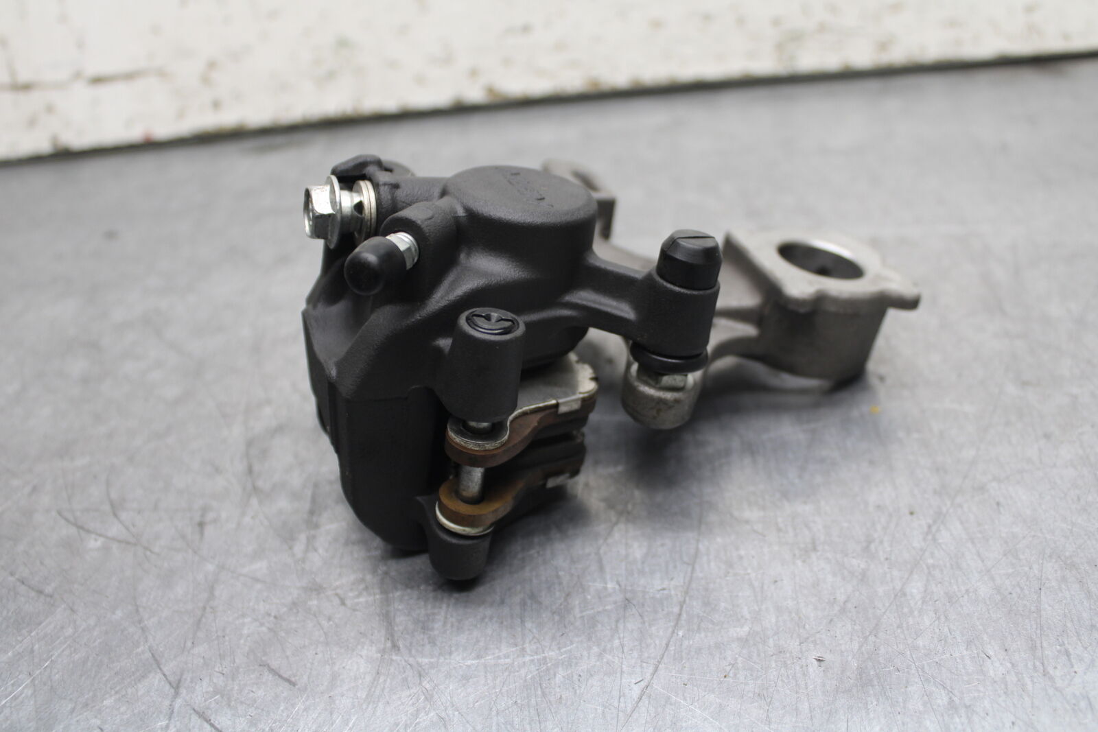 13 SUZUKI GSXR750 REAR BACK BRAKE CALIPER W MOUNT BRACKET BB110