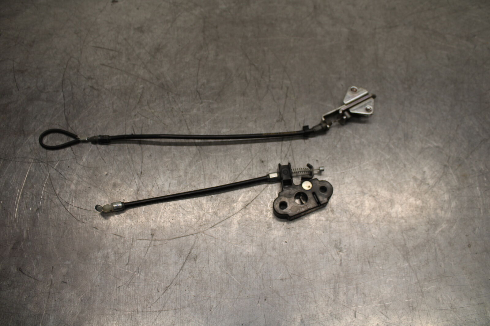 19-22 KAWASAKI Z400 REAR PASSENGER SEAT LATCH LOCK ASSEMBLY BB738