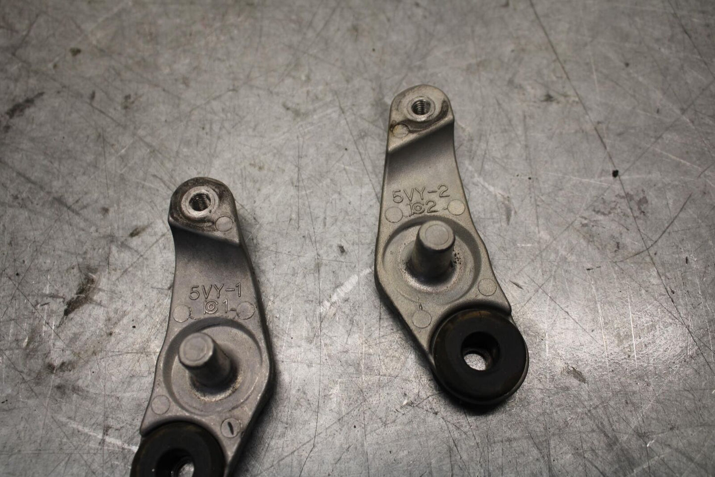 2007 Yamaha YZF R6 FRONT GAS TANK BRACKET MOUNT BB525