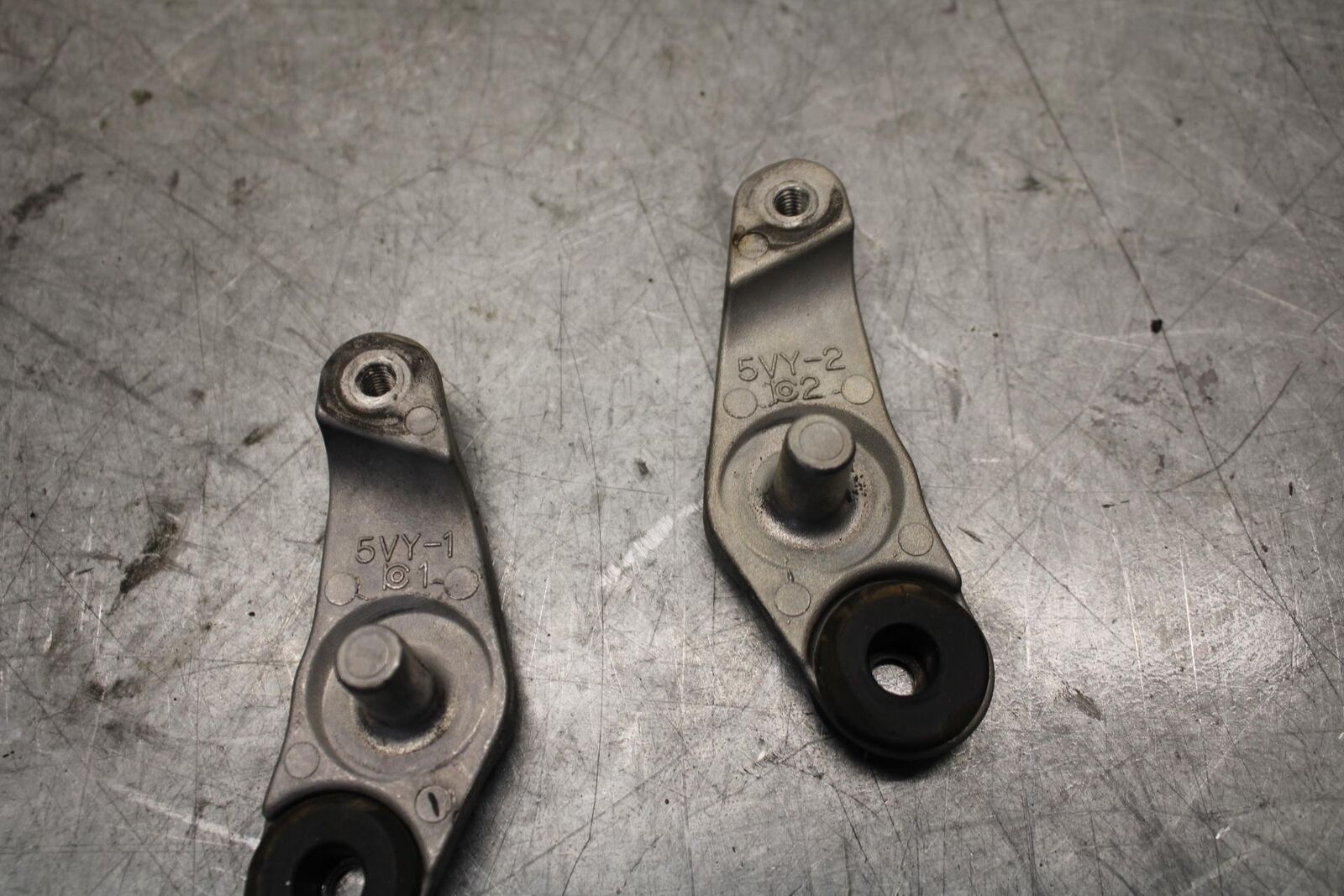 2007 Yamaha YZF R6 FRONT GAS TANK BRACKET MOUNT BB525