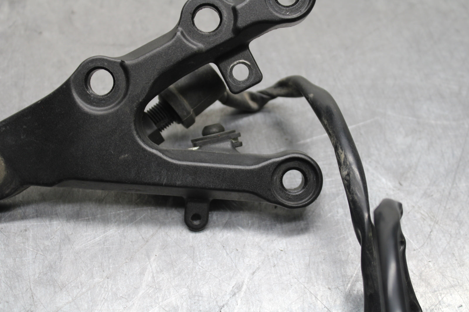 08-16 YAMAHA YZF R6 RIGHT REARSET REAR SET DRIVER FOOT PEG BRACKET MOUNT BB131
