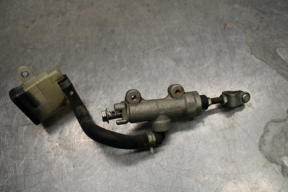 08-10 SUZUKI GSXR 600 REAR BACK BRAKE MASTER CYLINDER W RESERVOIR BB132