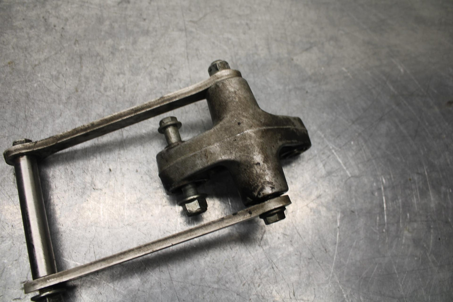 01 SUZUKI GSXR1000 REAR DOGBONE SHOCK LINKAGE LINK 62600-35870 BB100