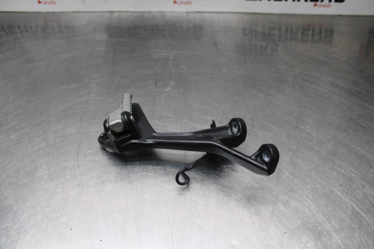 18-26 KAWASAKI Z400 LEFT RIGHT REAR PILLION PEG BRACKETS MOUNTS BB852