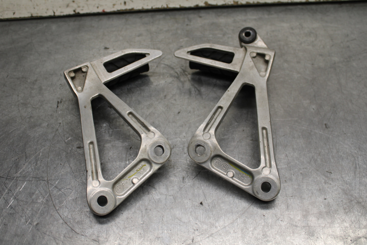 15-16 HONDA CB300F REAR BACK PASSENGER PEG SET PAIR BB740