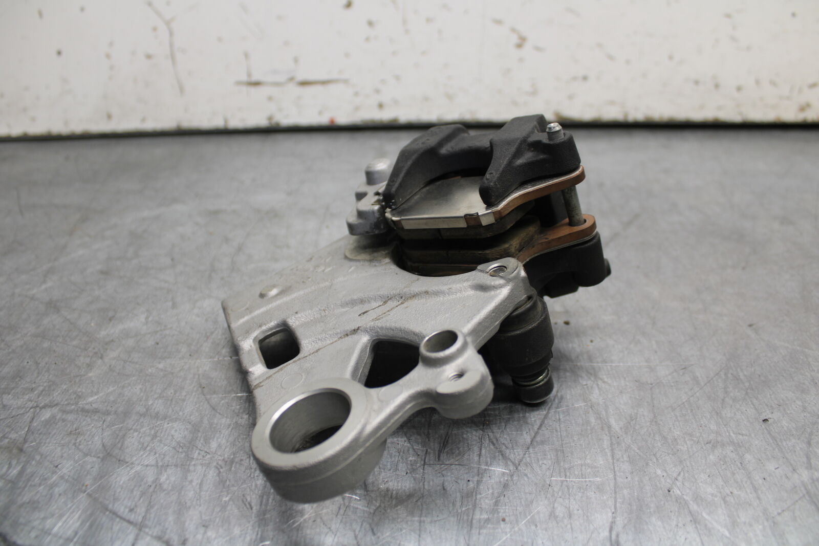 22-24 YAMAHA XSR900 REAR BACK BRAKE CALIPER W MOUNT BRACKET BB710
