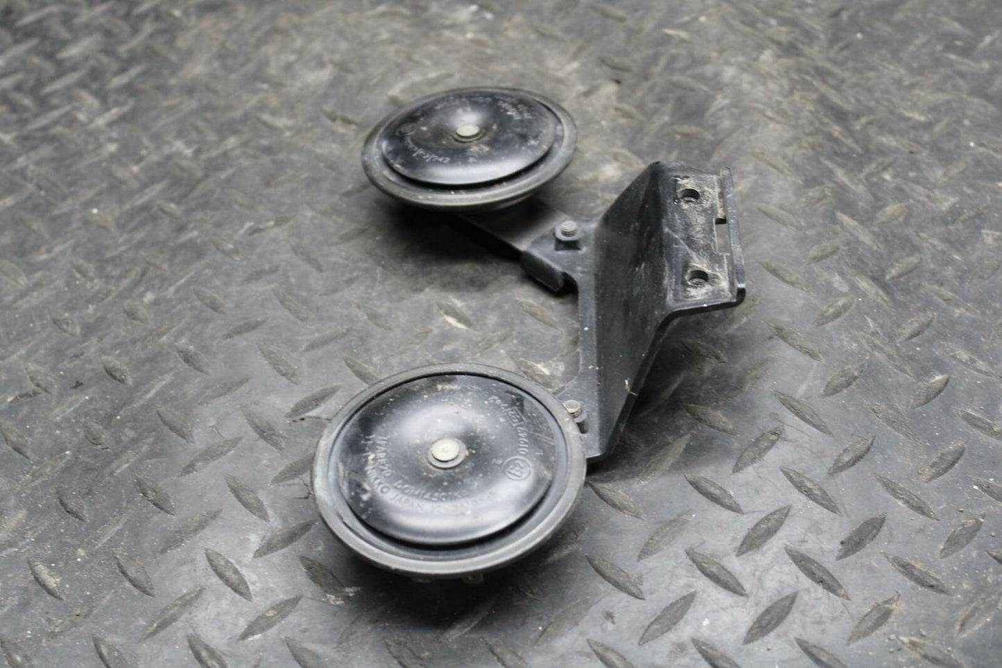 05-06 KAWASAKI VULCAN 1500 VN1500 CLASSIC HORN SIGNAL BRACKET BB220