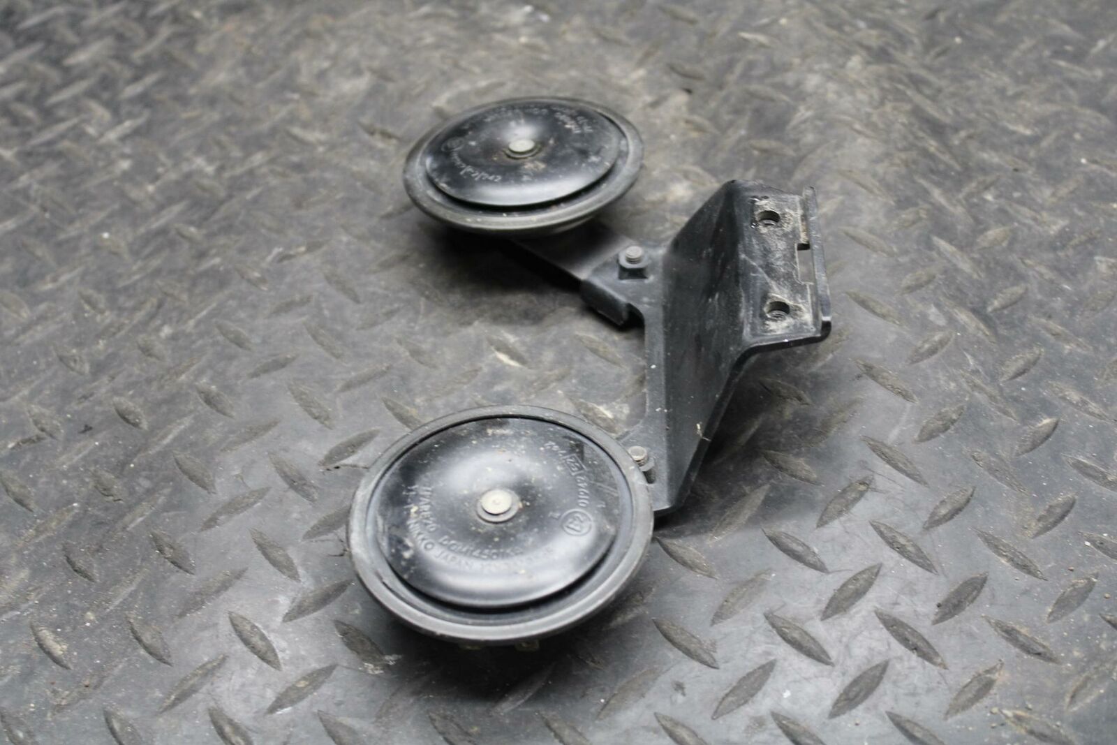 05-06 KAWASAKI VULCAN 1500 VN1500 CLASSIC HORN SIGNAL BRACKET BB220