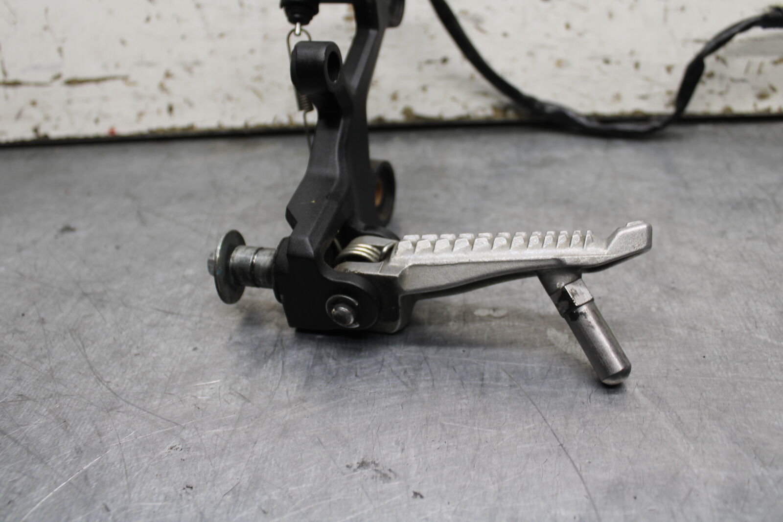 19-22 KAWASAKI Z400 RIGHT REARSET REAR SET DRIVER FOOT PEG REST STOP BB738