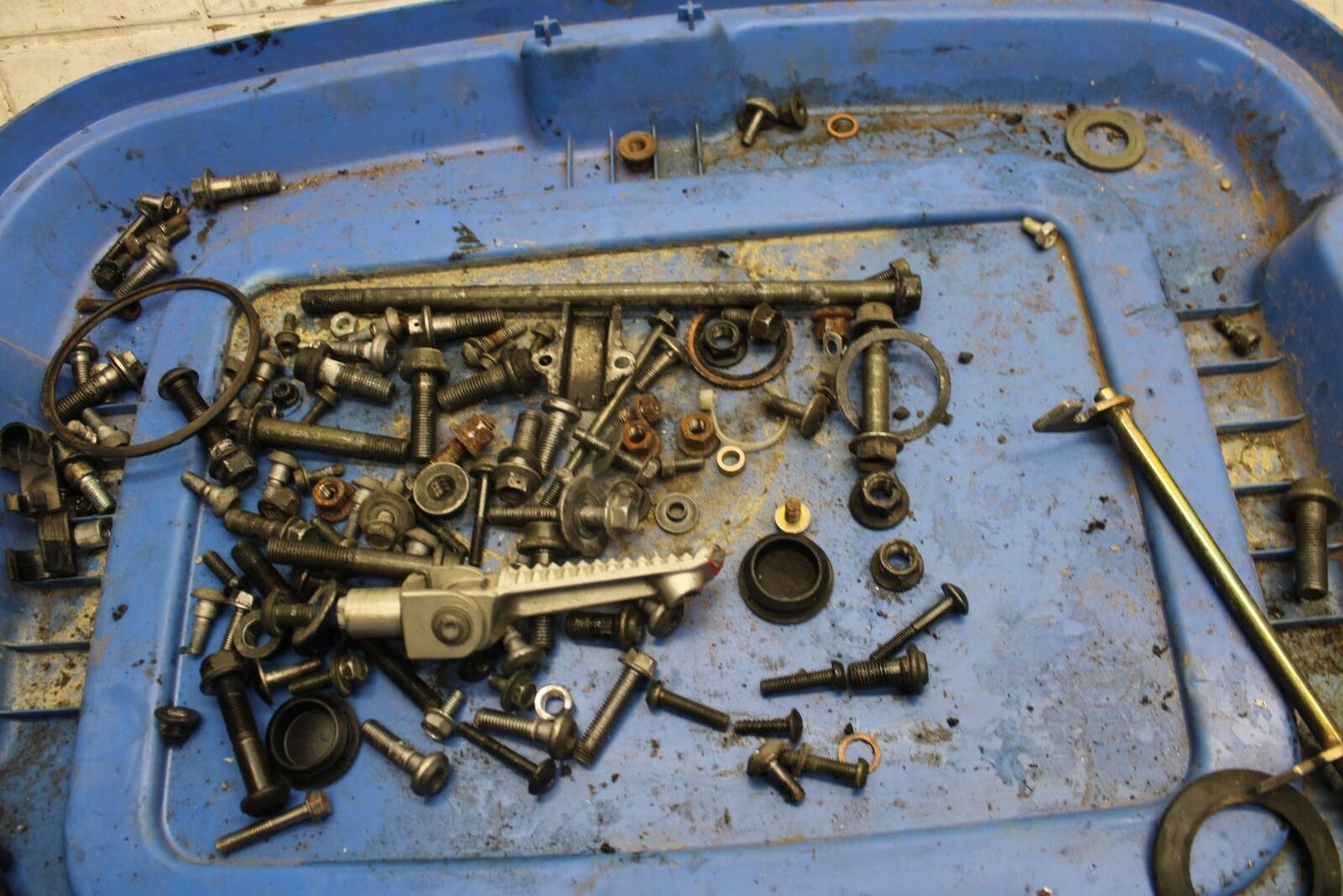 2003 Yamaha YZF R6 LEFTOVER MOUNTING BOLTS HARDWARE MOTOR SCREWS BB539