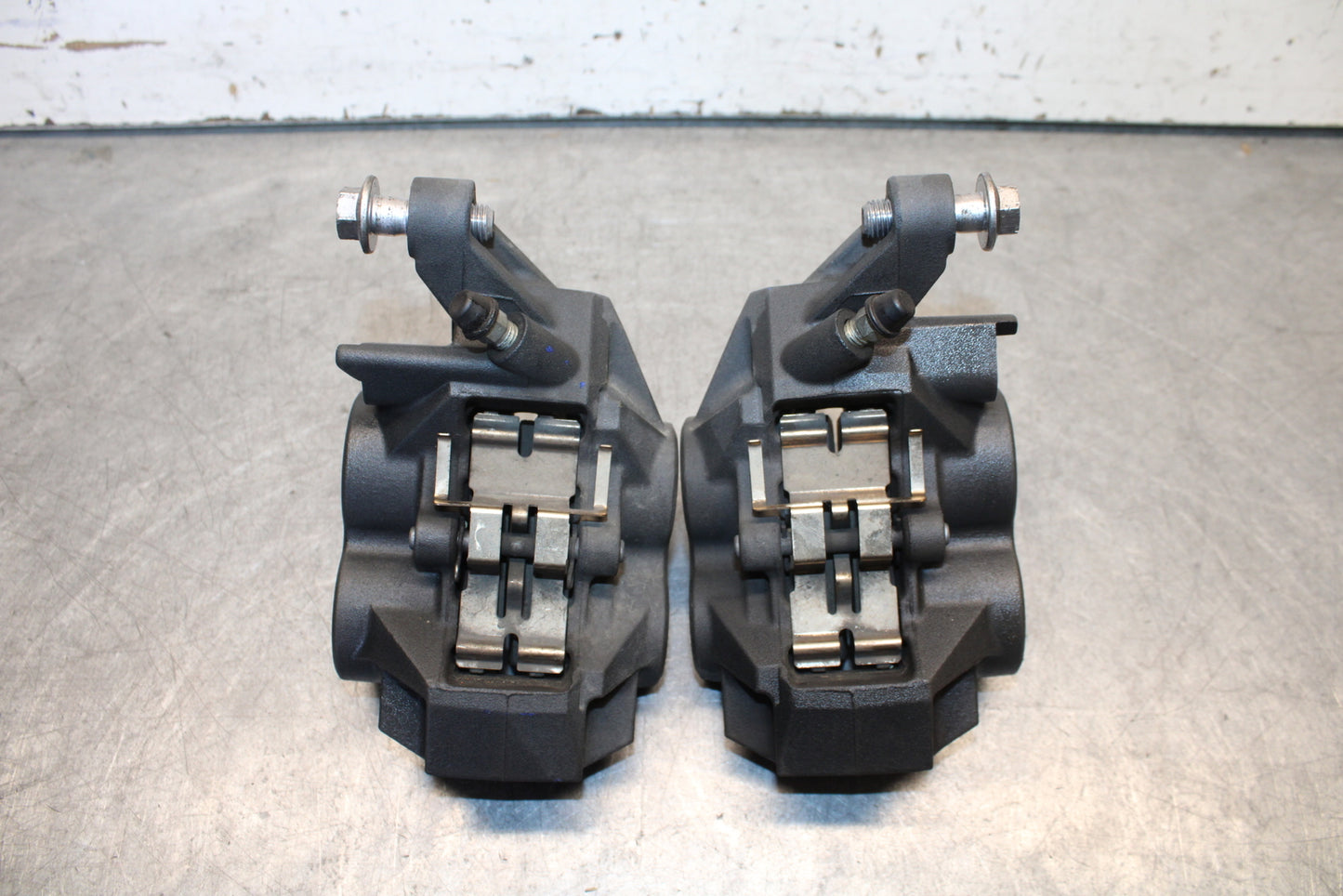 18-24 YAMAHA MT-07 RIGHT LEFT FRONT BRAKE CALIPER SET PAIR CALIPERS BB662