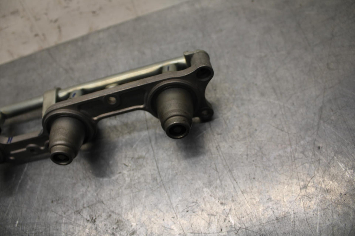 06-07 HONDA CBR1000RR SECONDARY FUEL INJECTORS TOP AIRBOX GAS RAIL BB75