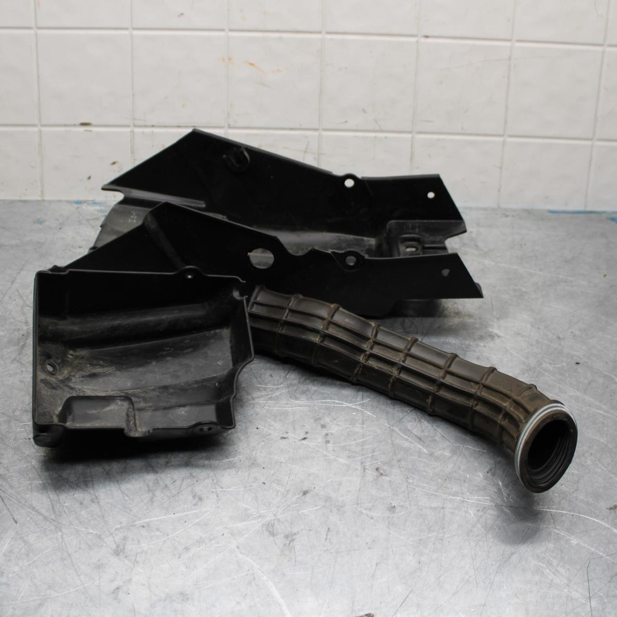 18 KTM RC 390 REAR BACK TAIL UNDERTAIL BATTERY TRAY PLASTIC BB442
