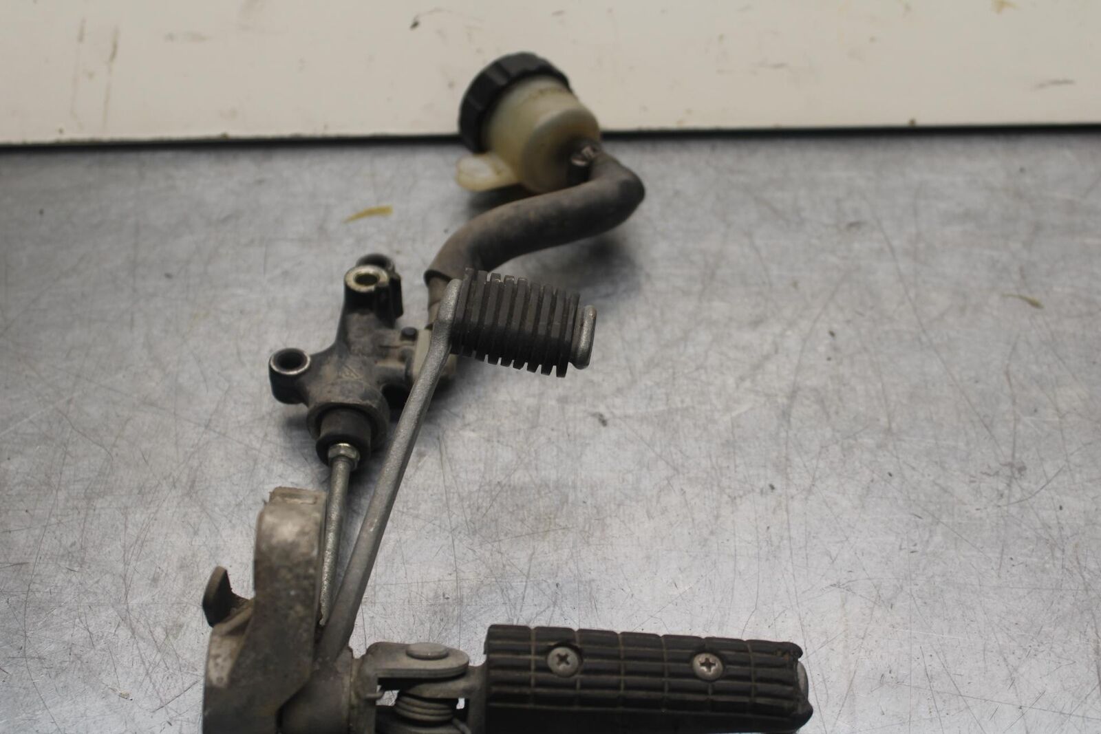 1988 Yamaha FZ600 RIGHT REARSET REAR SET DRIVER FOOT PEG REST STOP BB601