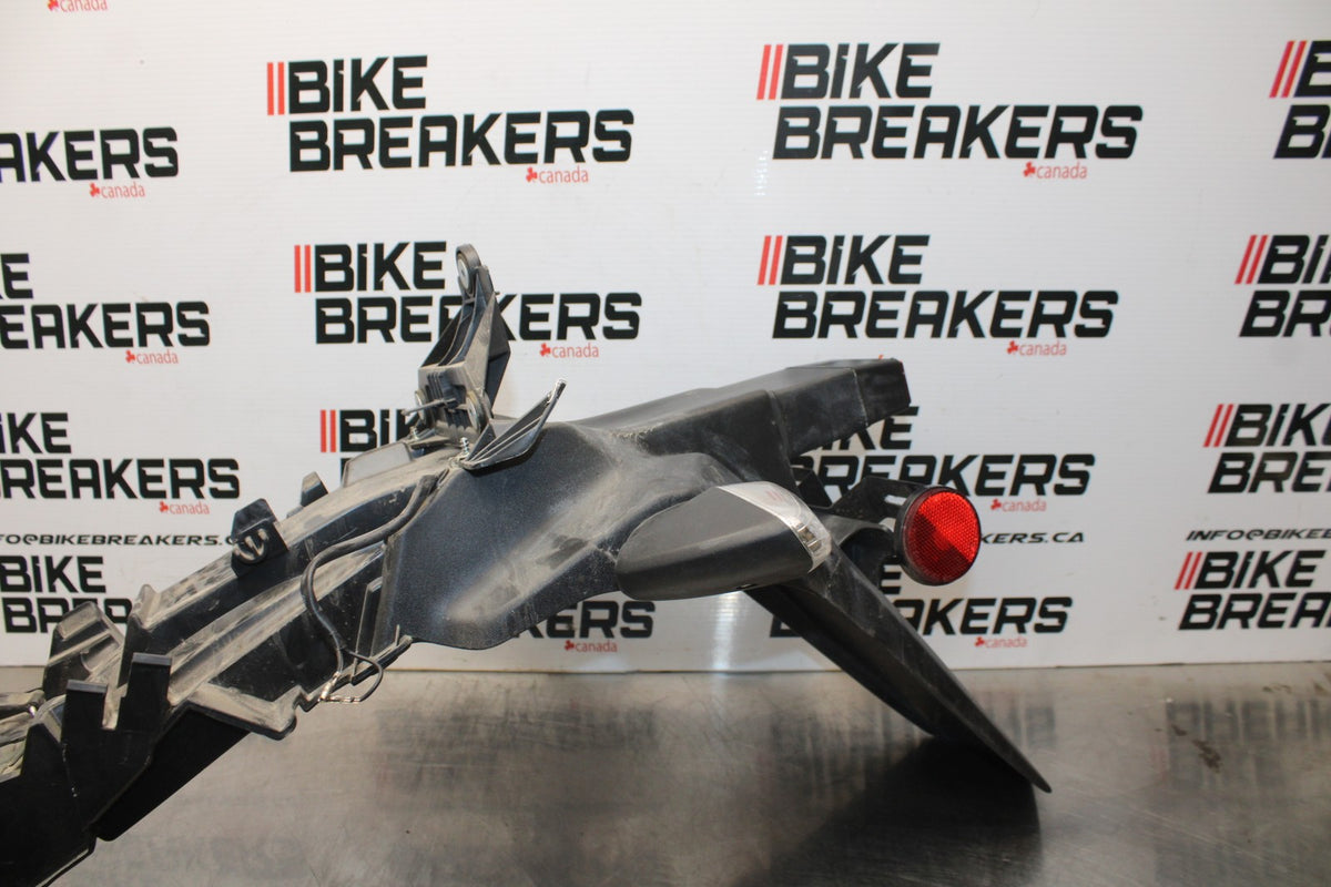 15 SUZUKI GW250F REAR BACK FENDER MUD GUARD & LIGHTS BB789