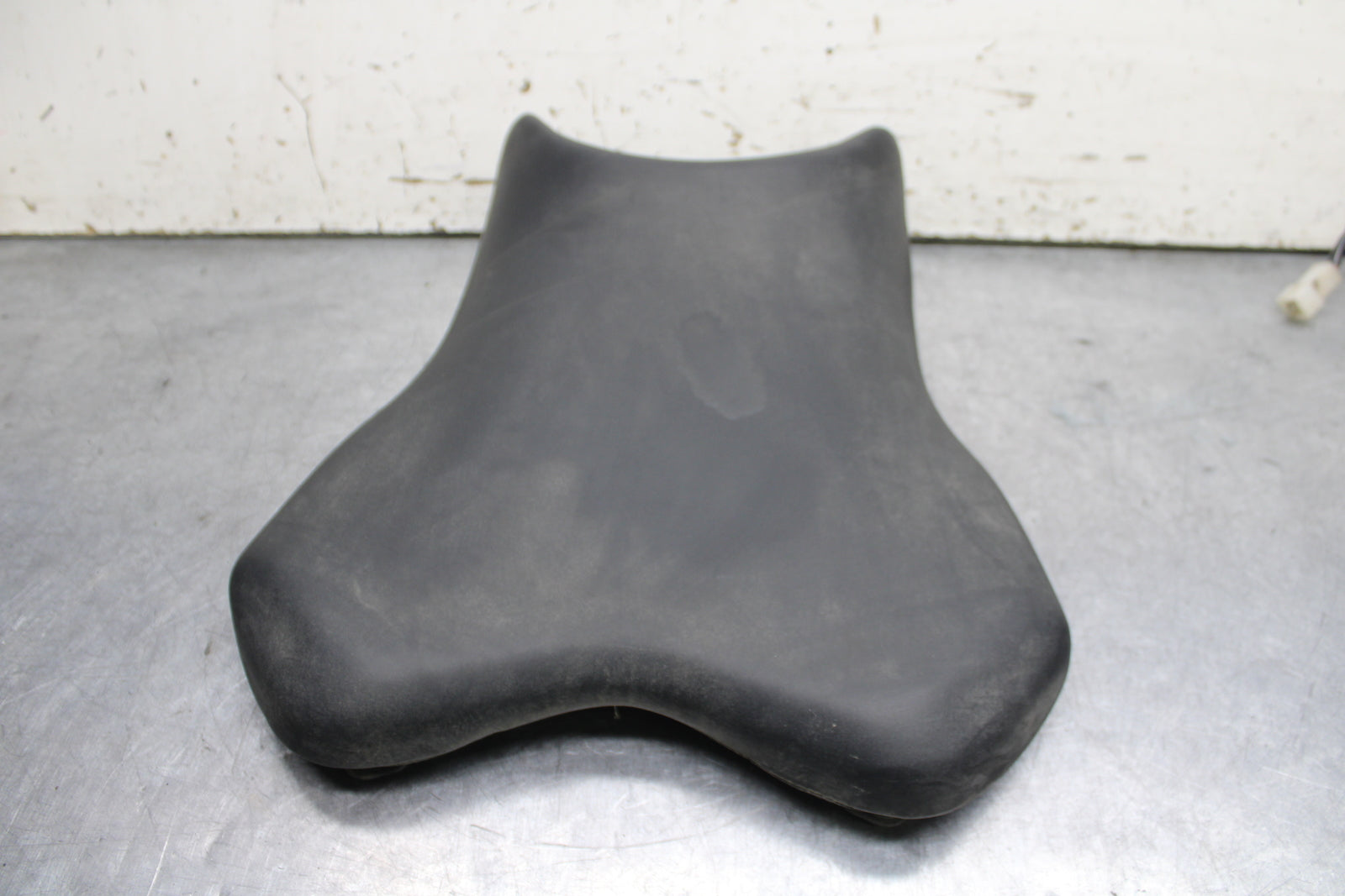 06-07 YAMAHA YZF R6 FRONT DRIVERS SEAT PAD SADDLE PILLION BB742