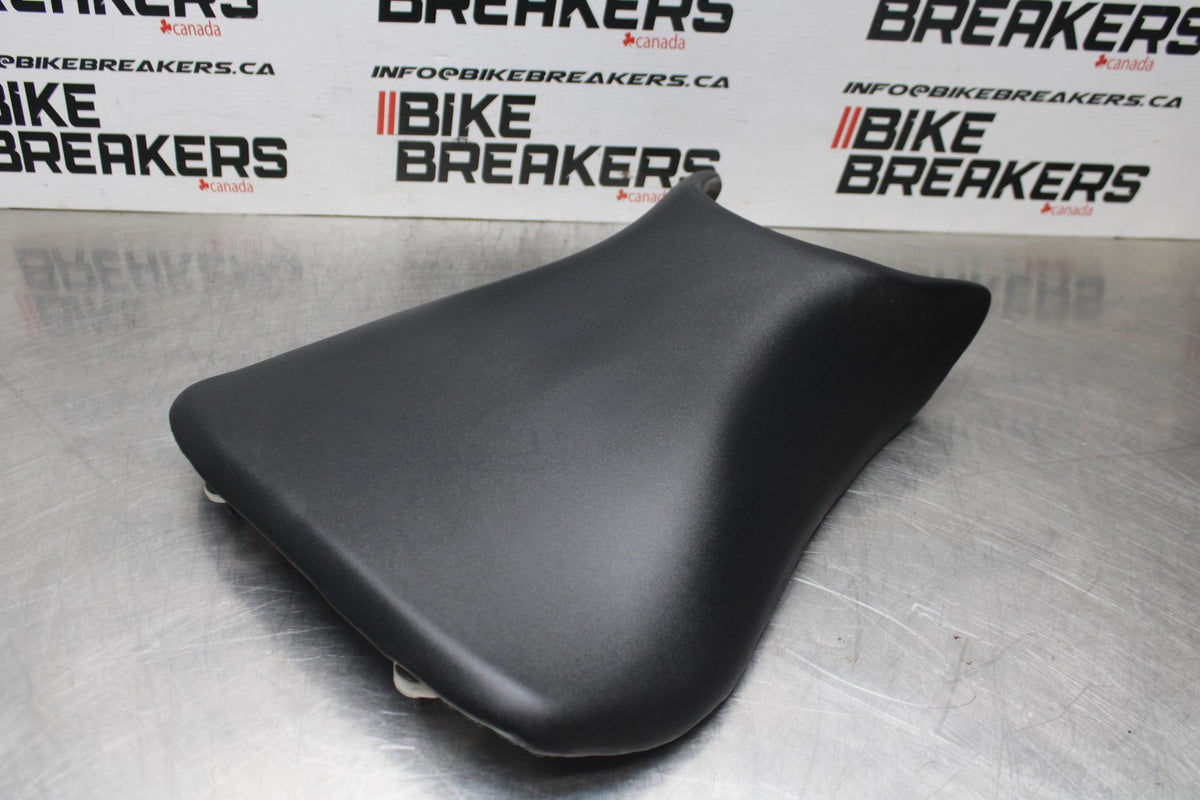 08-09 YAMAHA YZF R6S FRONT DRIVERS SEAT PAD SADDLE PILLION BB796