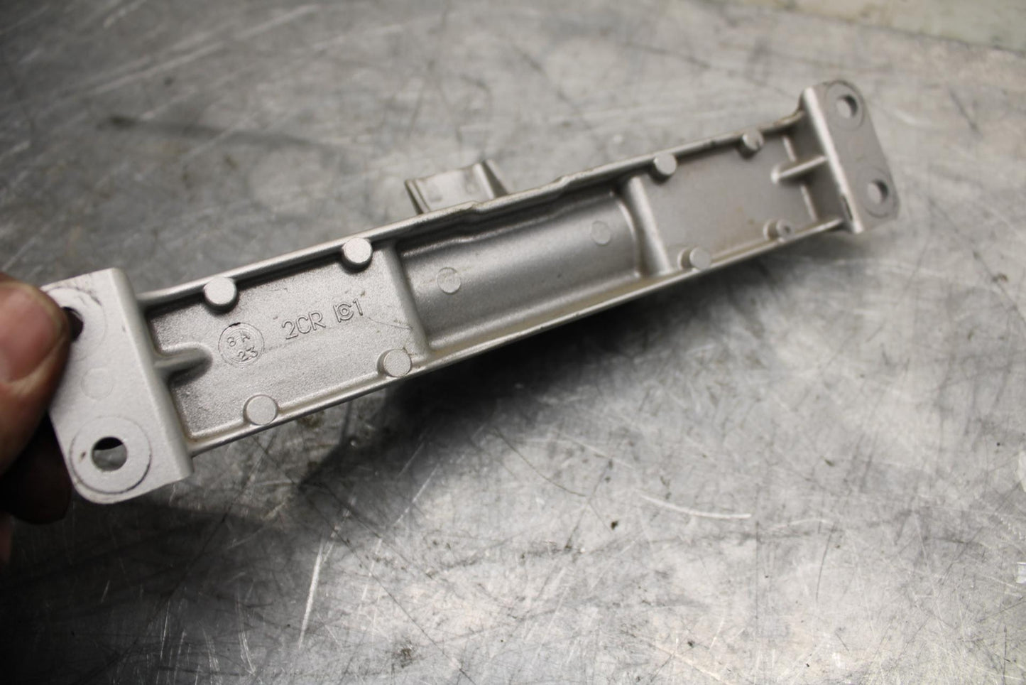 18 YAMAHA YZF R1  GAS TANK FUEL CELL PETROL RESERVOIR BRACKET MOUNT BB473