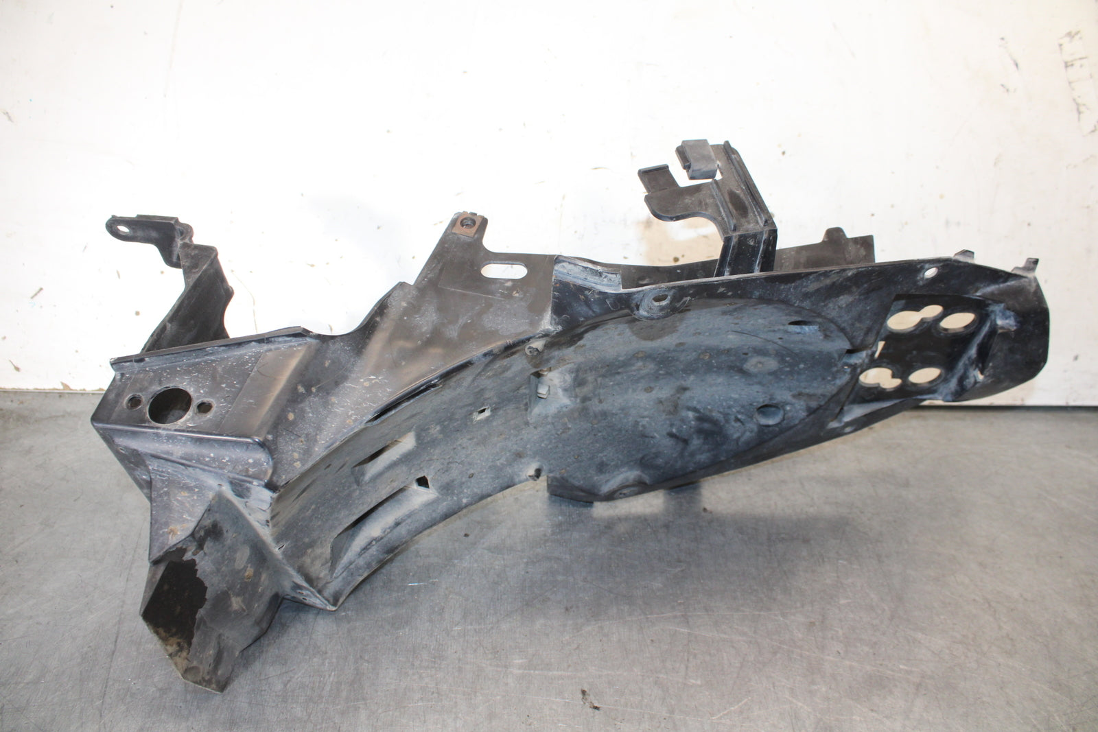 09-15 YAMAHA FZ6R REAR BACK TAIL UNDERTAIL BATTERY TRAY PLASTIC BB686