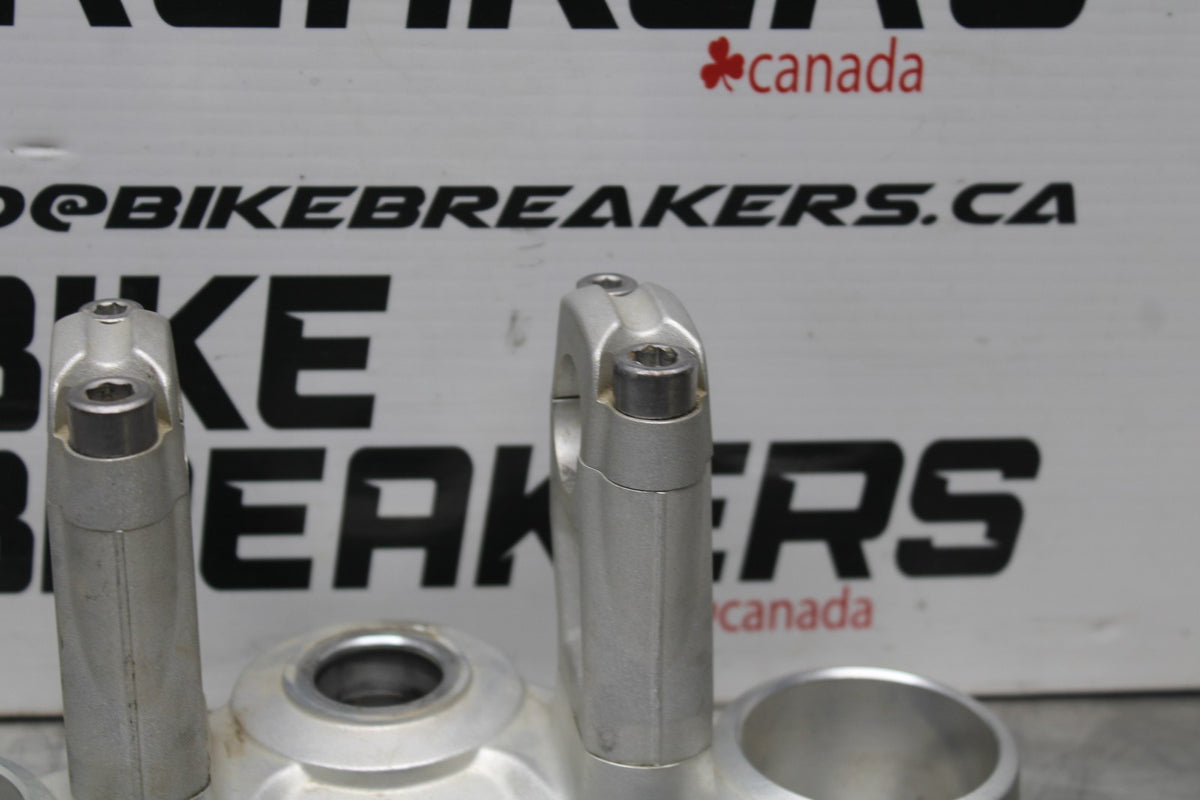 15 TRIUMPH TIGER 800 FORKS UPPER TRIPLE TREE CLAMP BB873