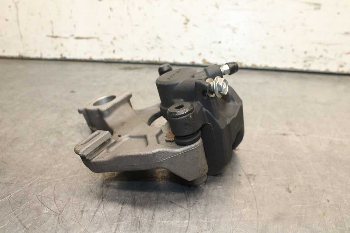 13 SUZUKI GSXR750 REAR BACK BRAKE CALIPER W MOUNT BRACKET BB110