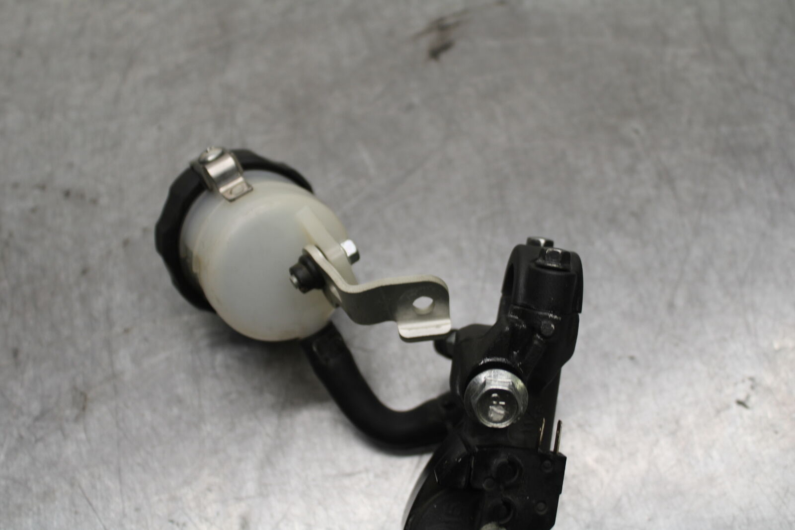 08-09 SUZUKI GSXR600 FRONT BRAKE MASTER CYLINDER w/ LEVER BB728