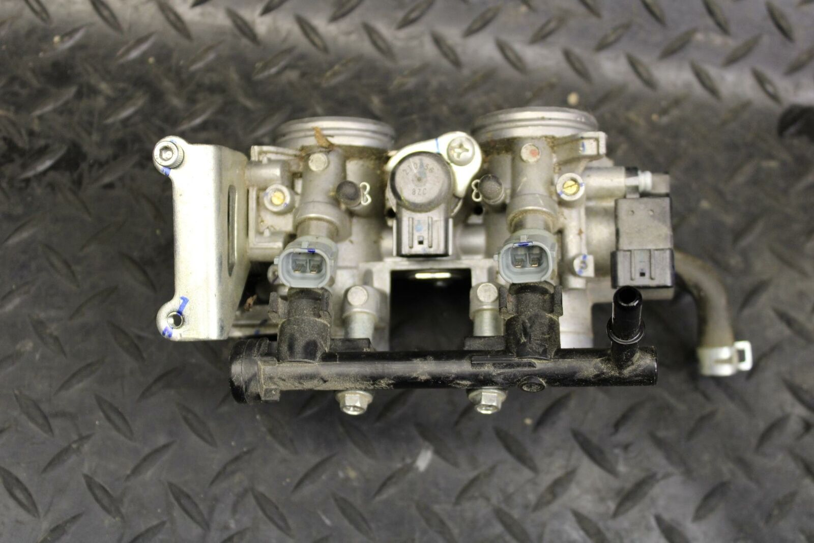 19 YAMAHA YZF R3 MAIN FUEL INJECTORS / THROTTLE BODIES BB177