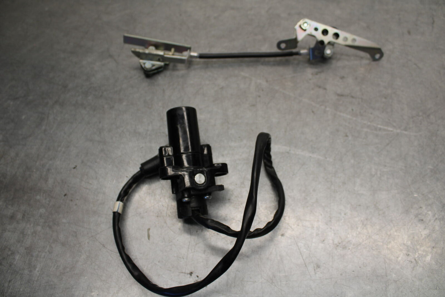 15-17 YAMAHA YZF R3 IGNITION LOCK SET AND SEAT LOCK BB651
