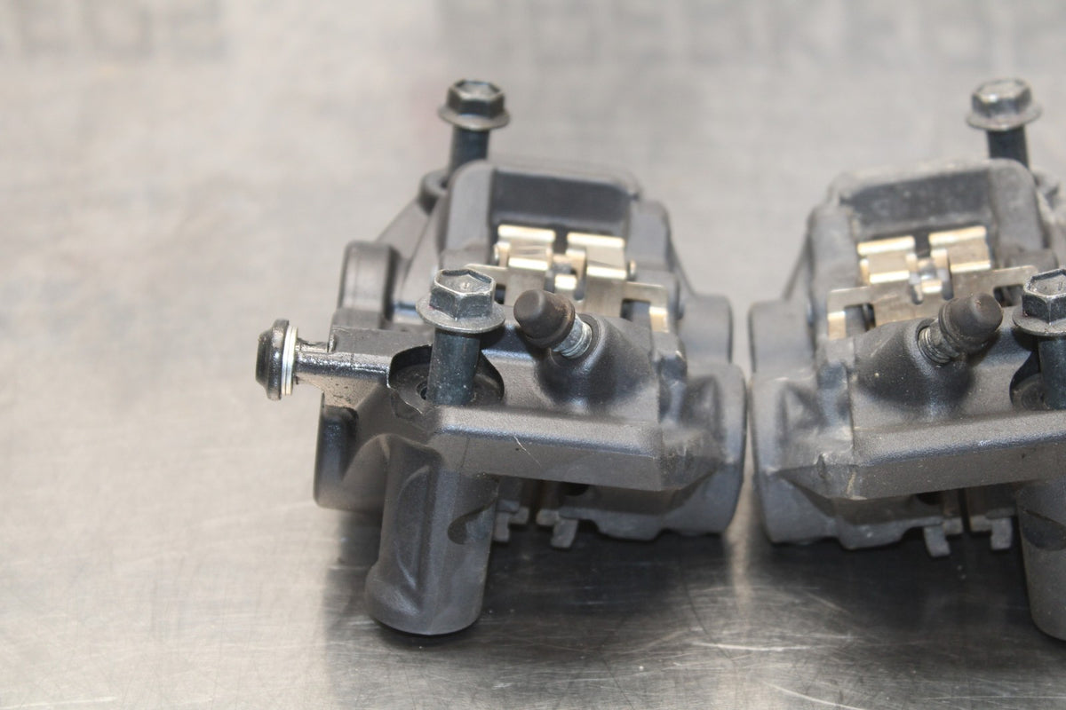 22-25 YAMAHA YZF R7 RIGHT LEFT FRONT BRAKE CALIPER SET PAIR CALIPERS BB176